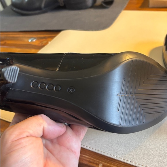 Ecco Danish Design Shiny Black Heels - Picture 6 of 10
